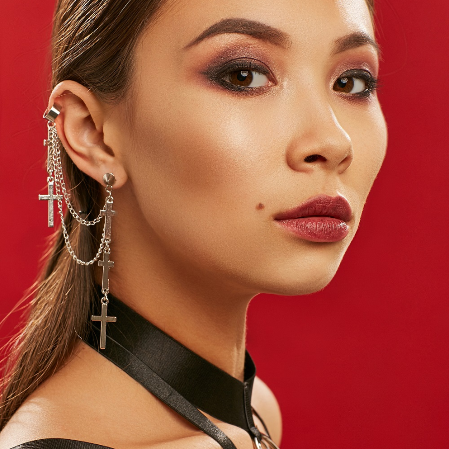 Cercei tip ear cuff cu lanțuri și cruci, de inspirație rock 