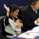 Femeia moderna: Cu bebelusul in Parlamentul European!