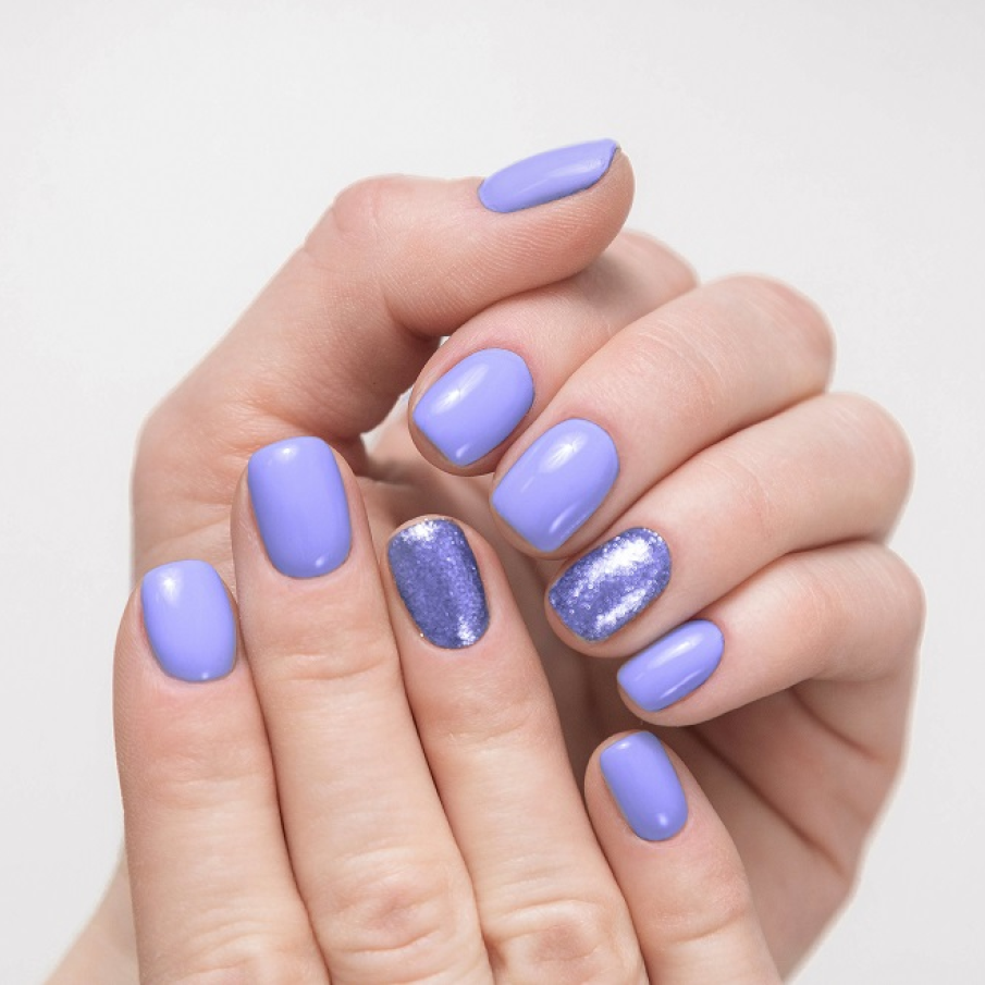 O nuanță dulce de very peri pe unghii și una mai închisă și strălucitoare pe unghia inelarului 