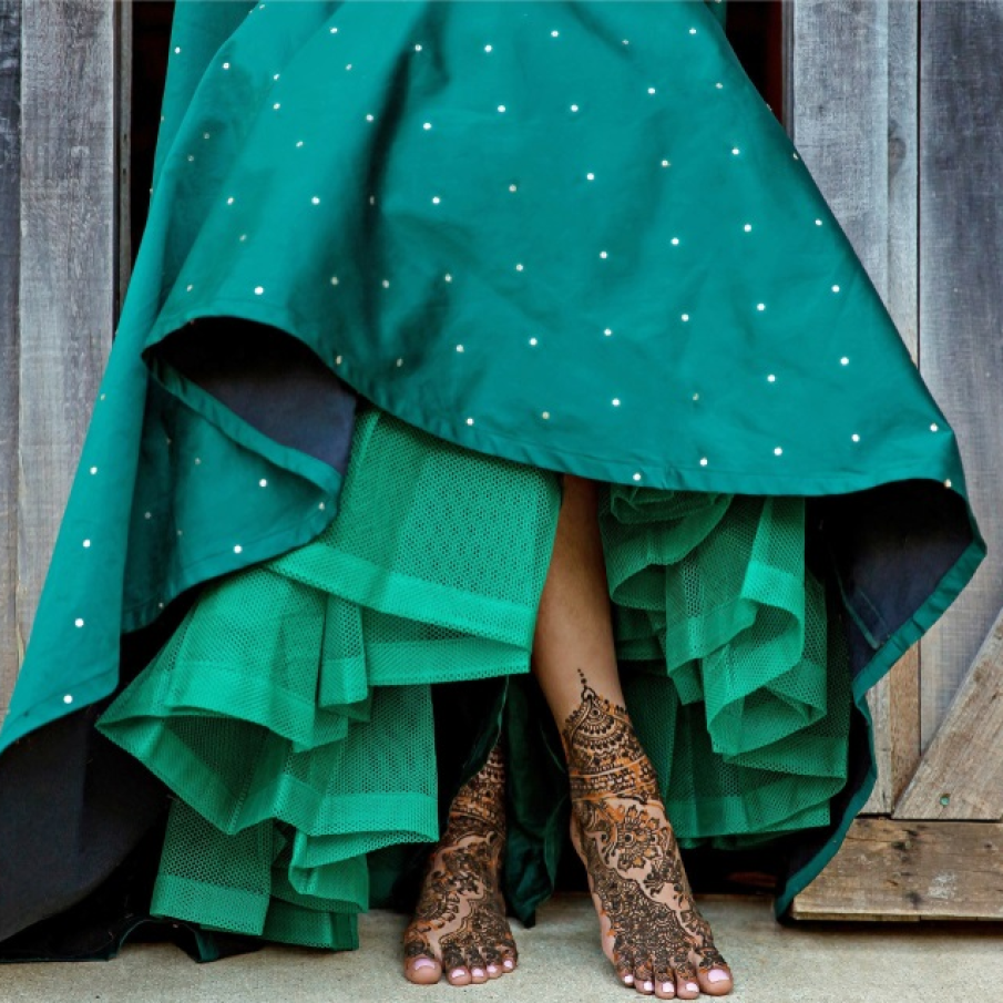 Mireasa din Pakistan purtand henna decorativa pe picioare