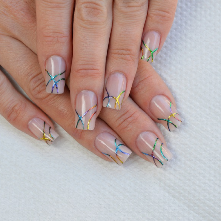 Nail art cu folie și dungi în culorile curcubeului trasate de-a lungul unghiei