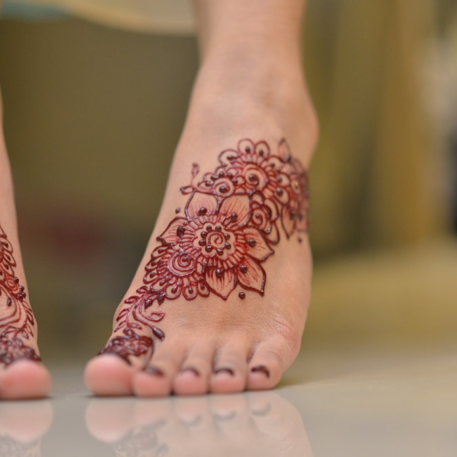 Tatuaj ornamental floral cu henna 