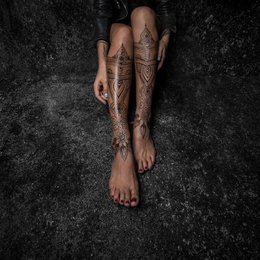 Model complex si elaborat de henna pe ambele picioare