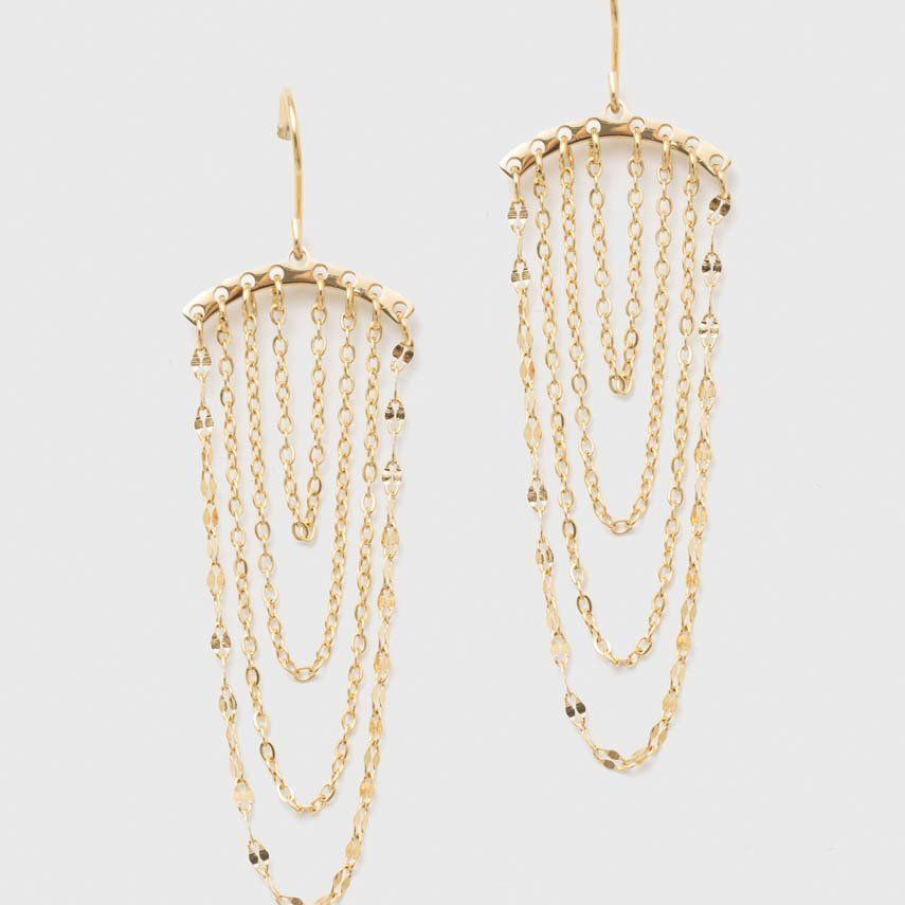 Cercei moderni din colecția Answear Lab, confecționați din lanțuri care atârnă grațios și pun în evidență linia gâtului