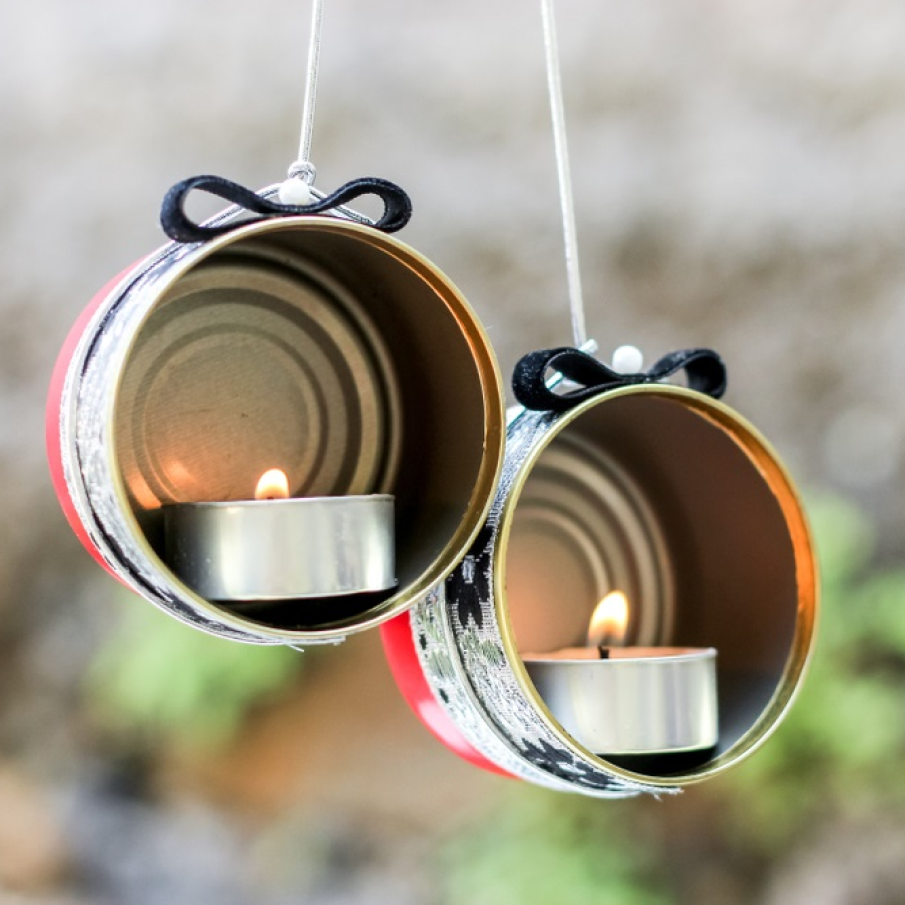 Suport de lumanari suspendat, obtinut din cutii de conserve 