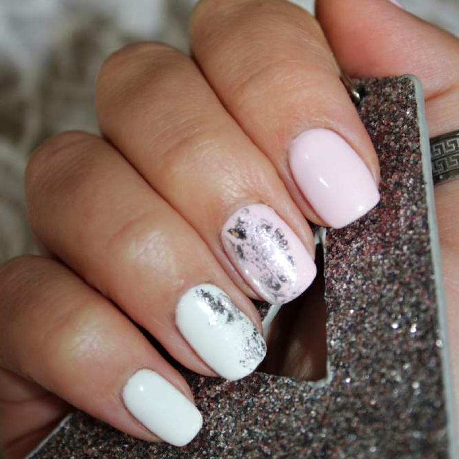 Manichiura pastel pentru mirese, cu accente de argintiu 