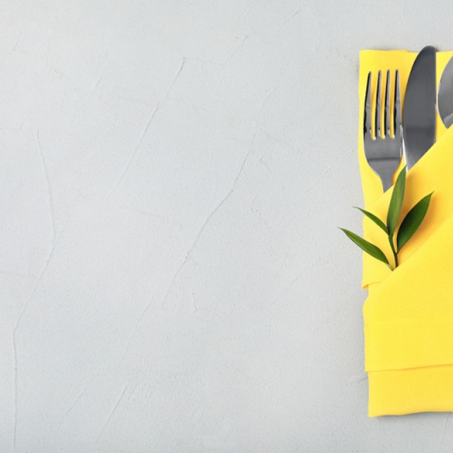 Eleganta face diferenta, iar galbenul primavara: Servetel impaturit clasic, dar elegant