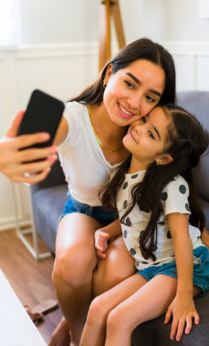 Mama care face toate fotografiile, dar nu apare în ele. Cine îi păstrează și ei amintirile?