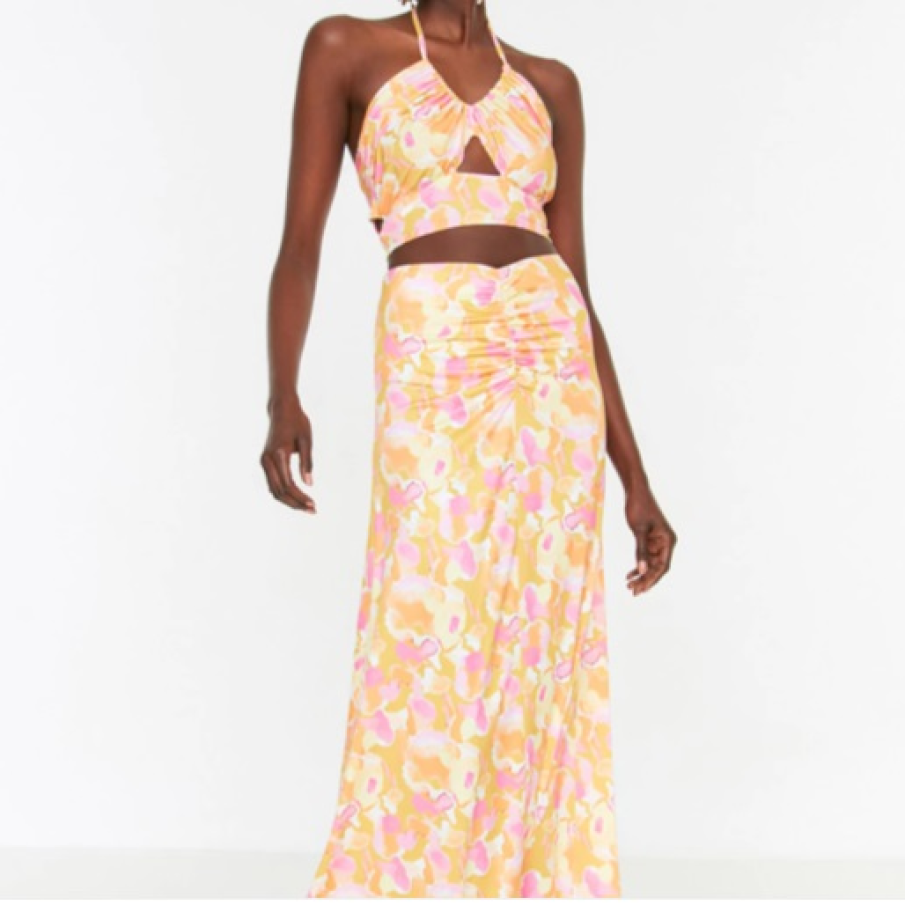 Set cu imprimeu abstract, de vară, în nuanțe light de galben și roz amestecat cu alb. Topul tăiat are bretele care se prind pe după gât.