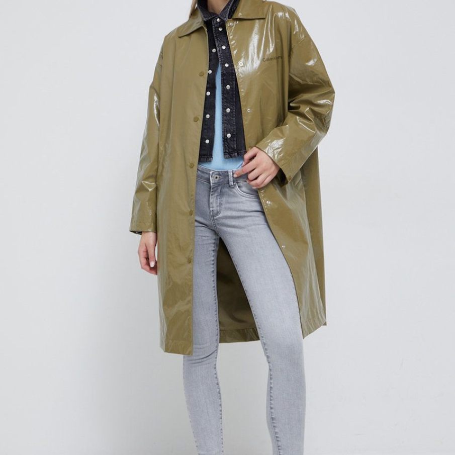 Palton de ploaie de tranziție Calvin Klein Jeans. Are buzunare oblice și linia umerilor lăsată. Este confecționat din țesătură netedă, lucioasă, 