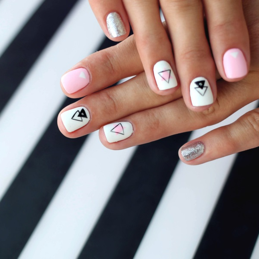 Manichiură cu patternuri triunghi delicate, perfectă pentru a fi purtată primăvară 