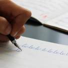 Importanța alegerii unui stilou de calitate pentru elevii la început de drum