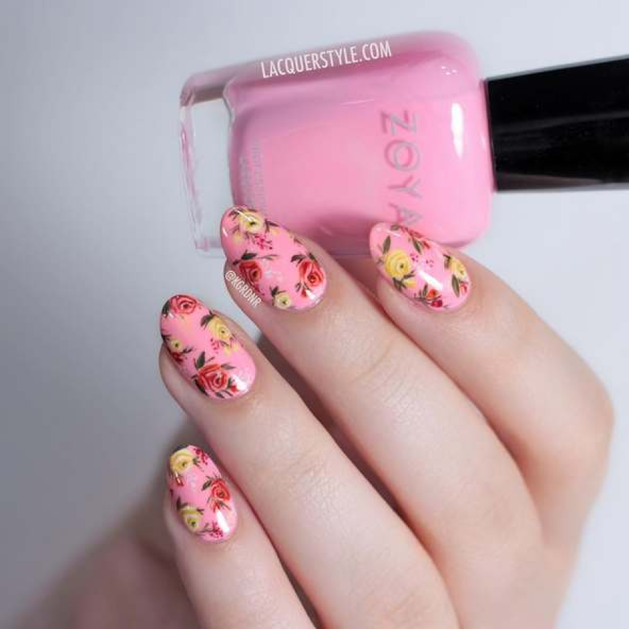 Tablou floral pe unghii 