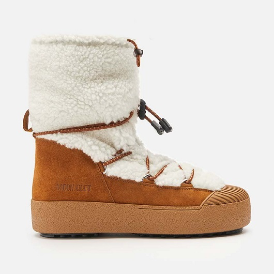 Cizme pentru zăpadă din colecția Moon Boot confecționate din piele întoarsă în nuanță de maro și lână.  Nu există nicio distincție în papuc pentru piciorul stâng sau drept