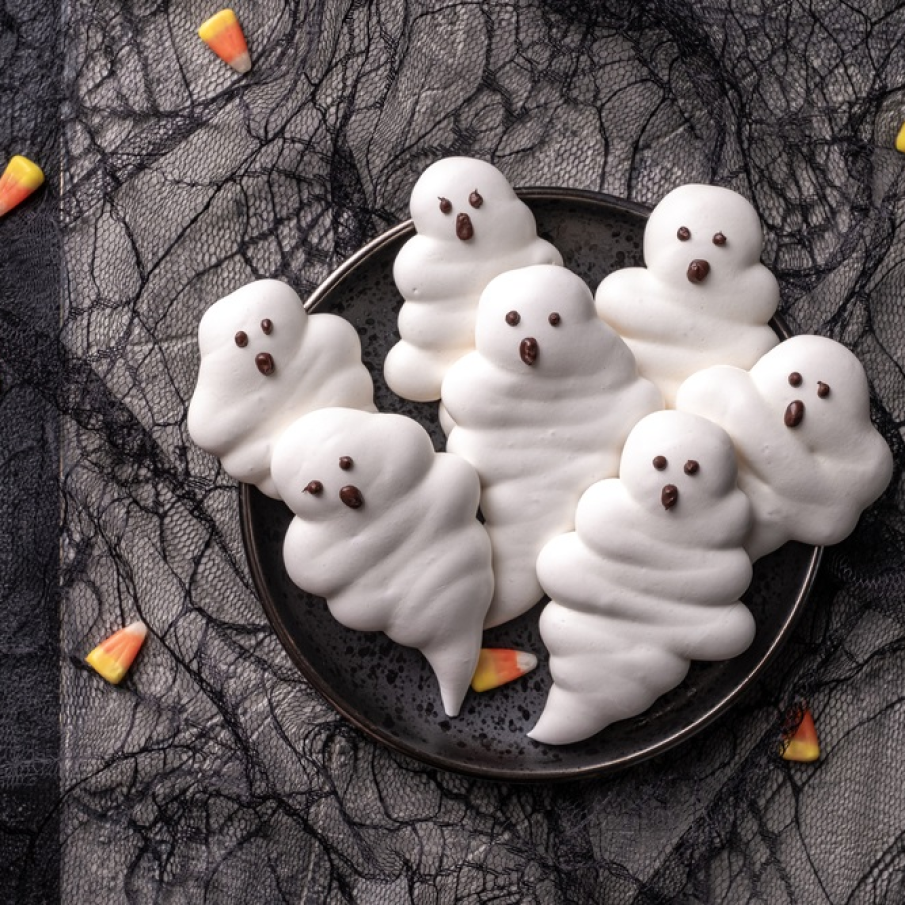 Fantomele de Halloween s-au întrupat în bezele caraghioase cu aspect de spirite eterice 
