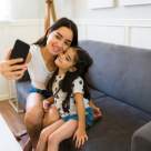 NU mai posta fotografiile cu copii pe net. Iată la ce îi expui!