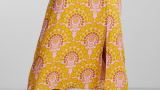 Fustă midi Y.A.S. galbenă, cu motiv orientale și imprimeu galben muștar și roz. Are sliț pe lateralul fustei 