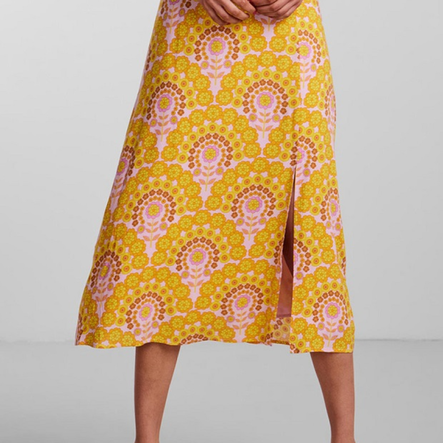Fustă midi Y.A.S. galbenă, cu motiv orientale și imprimeu galben muștar și roz. Are sliț pe lateralul fustei 