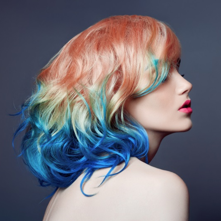 Albastru profund si clasic pe varfurile firelor de par 