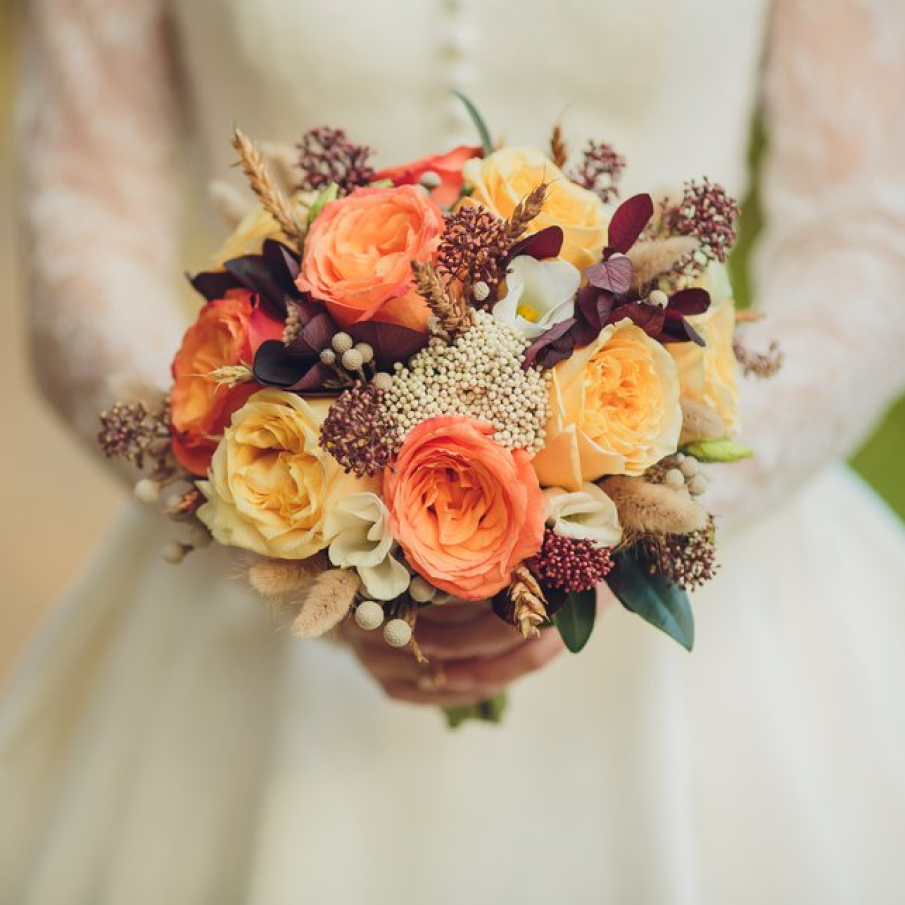 Buchet de mireasa cu flori de toamna 