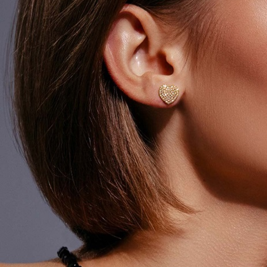 Cercei delicați în formă de inimă din colecția Lilou. Sunt confecționați din alamă placată cu aur de 18K