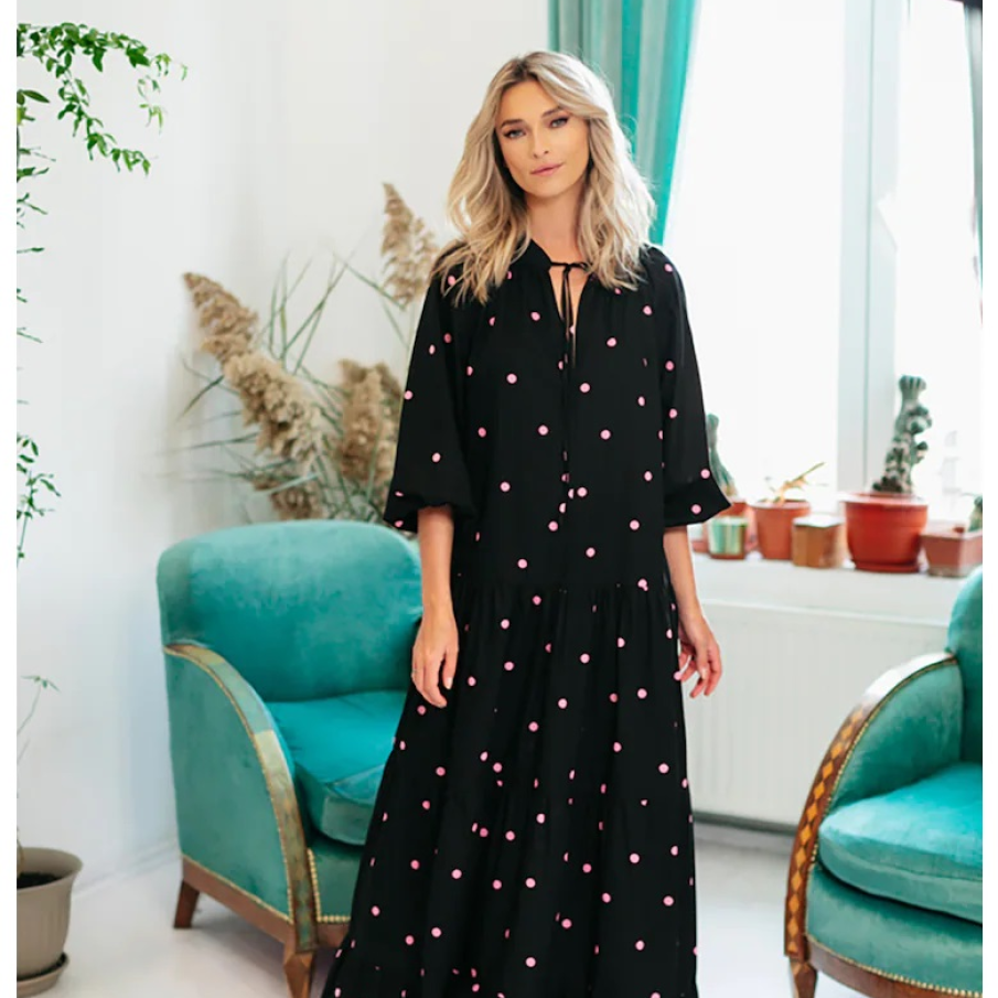 Rochia Muna maxi, cu buline roz, confecționată din bumbac. Are un aspect lejer, dar elegant și diafan în același timp 