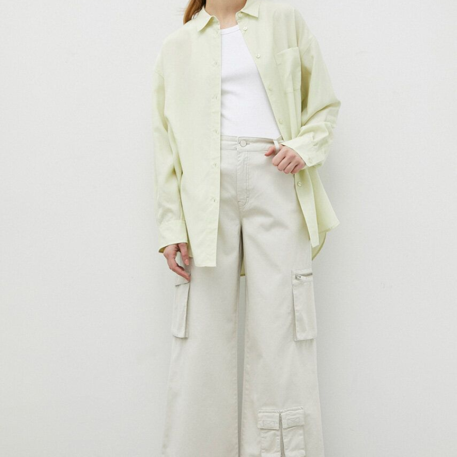 Jeanși gri deschis de la Gestuz, în stil cargo, cu talie înaltă și croială foarte amplă