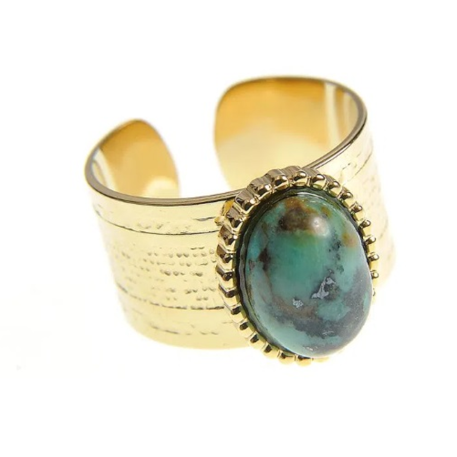  Inel în stil cocktail, lat, confecționat din oțel și decorat cu piatră verde masivă. Este reglabil, iar piatra are 8 mm