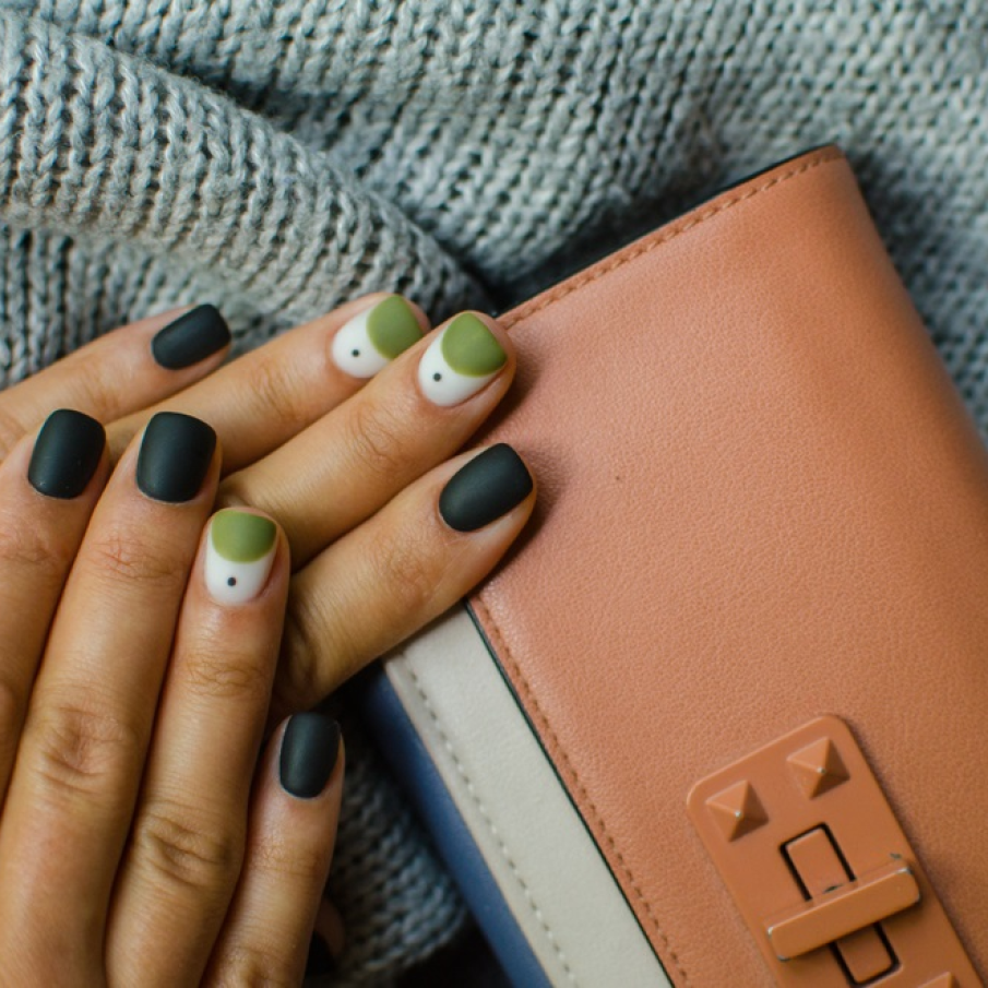 Manichiură trendy de toamnă în nuanțe mate, cu detalii minimaliste precum puncte