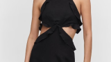Rochie neagră scurtă, elegantă, de la Mango, cu decolteu halter, decupaje laterale și volane decorative