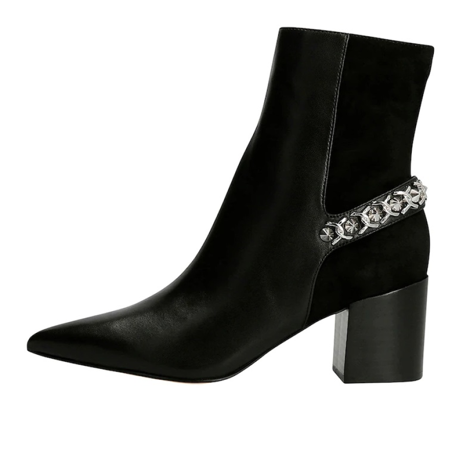 Botine Guess confecționate prin combinarea a două materiale diferite: piele și piele întoarsă. Dispun de un accesoriu decorativ deosebit