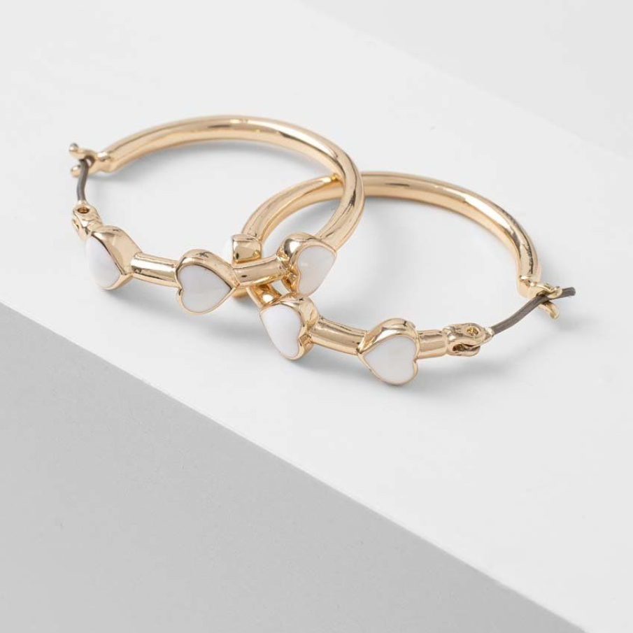 Cercei rotunzi din colecția Dkny, confecționați din metal, cu motive decorative în formă de inimă 