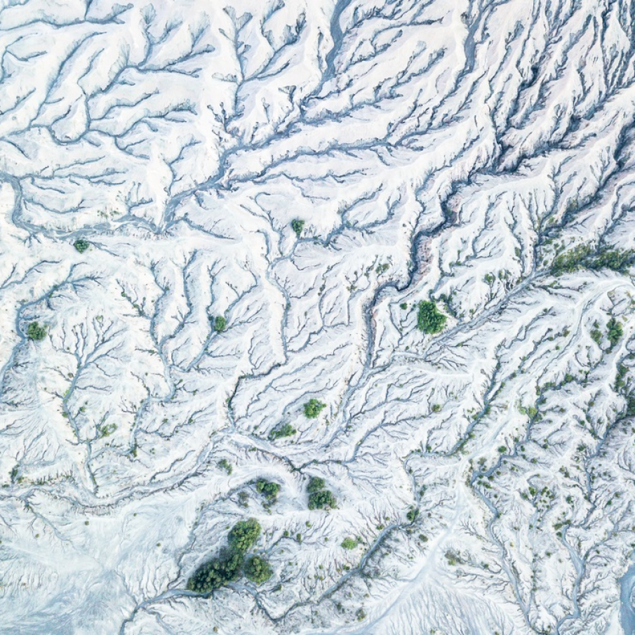 Teren erodat din jurul unui vulcan acoperit de zăpadă 