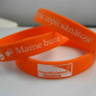 In doua luni, Bratara Bunatatii a strans 40 000 de lei pentru bebelusii defavorizati din mediul rural