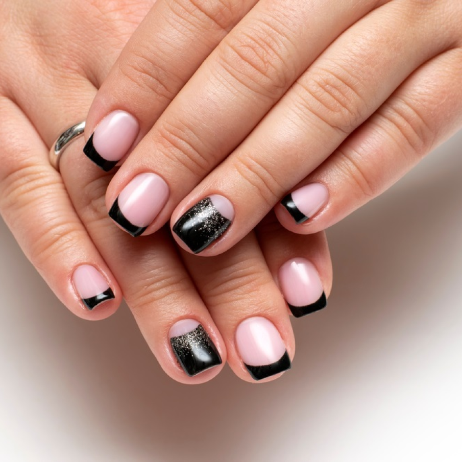 Manichiură french neagră, cu accente strălucitoare de glitter 