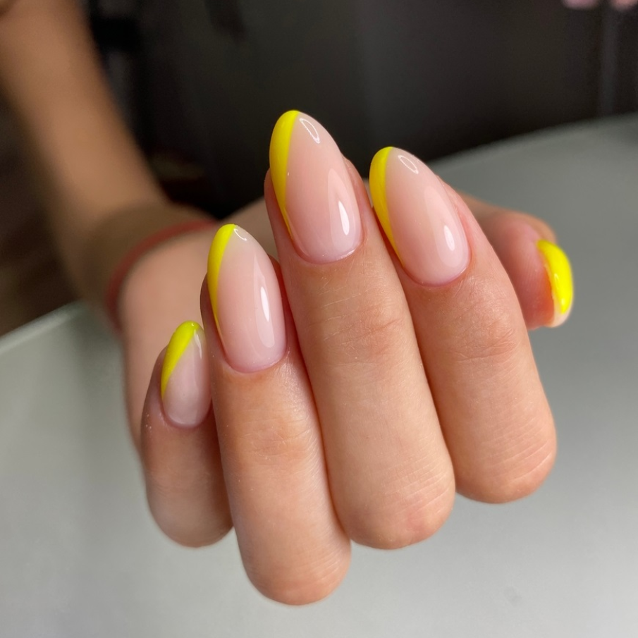 Manichiură nude half french 