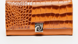 Portofel Pierre Cardin din piele ecologică în maro scorțișoară, ce imită pielea de șarpe. Dispune de compartimente multiple pentru bancnote. 