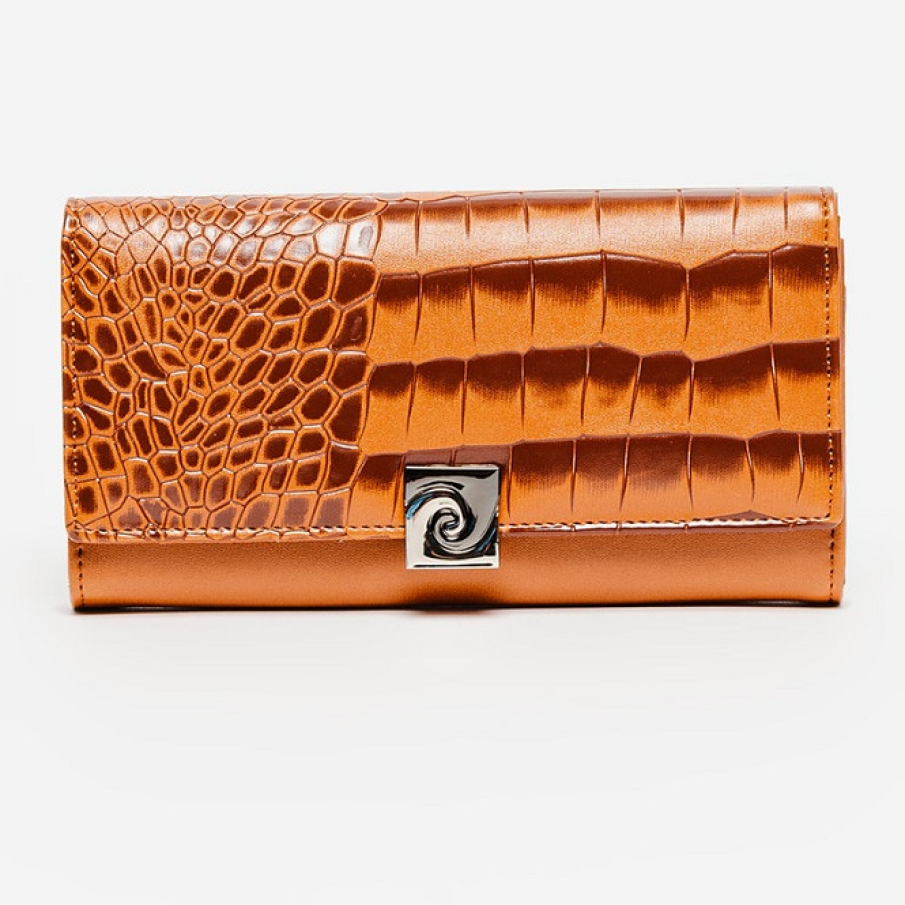 Portofel Pierre Cardin din piele ecologică în maro scorțișoară, ce imită pielea de șarpe. Dispune de compartimente multiple pentru bancnote. 