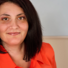 Poți beneficia de implant dentar dacă suferi de parodontoză, osteoporoză, diabet sau bruxism? Află informații prețioase despre implanturile dentare de la medicul specialist