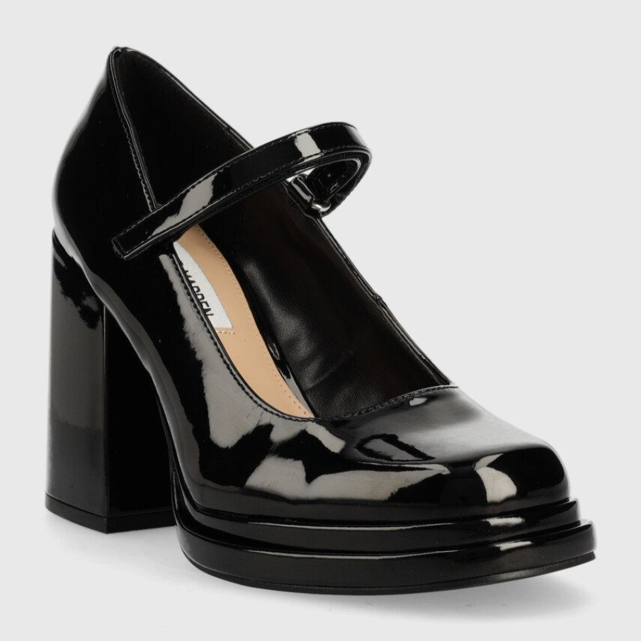 Pantofi pumps din imitație de piele lăcuită. Au închidere cu scai și toc gros cu înălțime de 10 cm. 