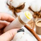 Balsam de buze homemade – rețeta naturală care îți răsfață zâmbetul în sezonul rece