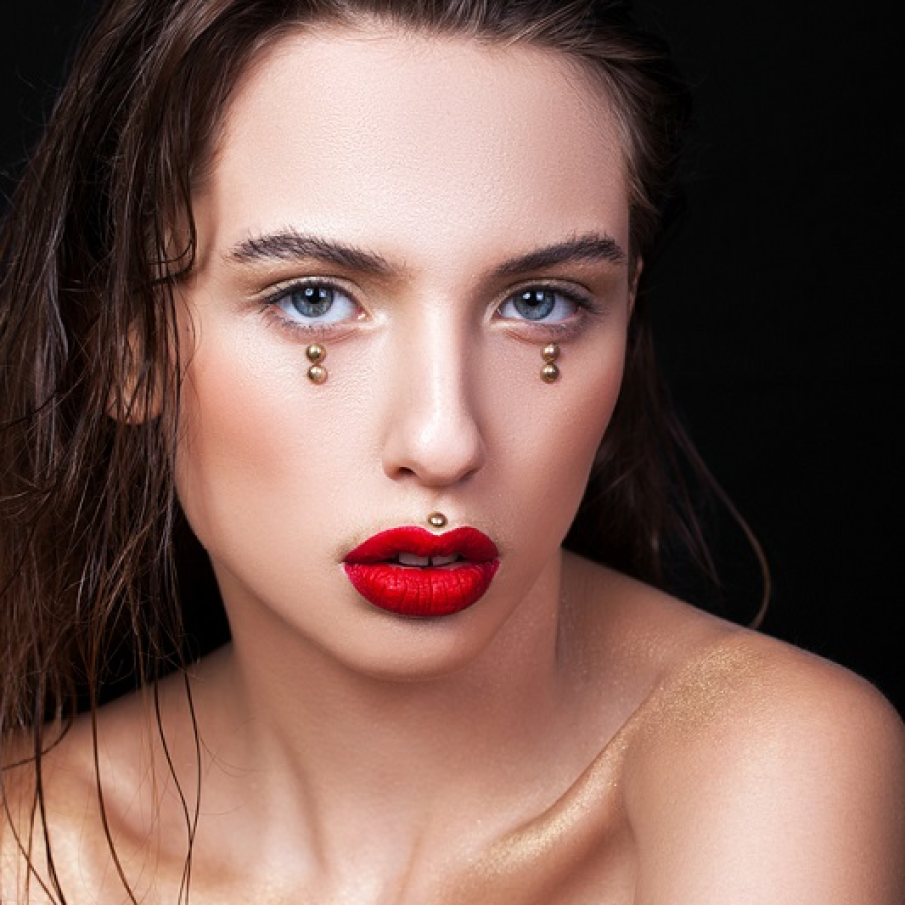 Machiaj simplu, look nude si buze rosii, cu aplicatii de efect, tip lacrima