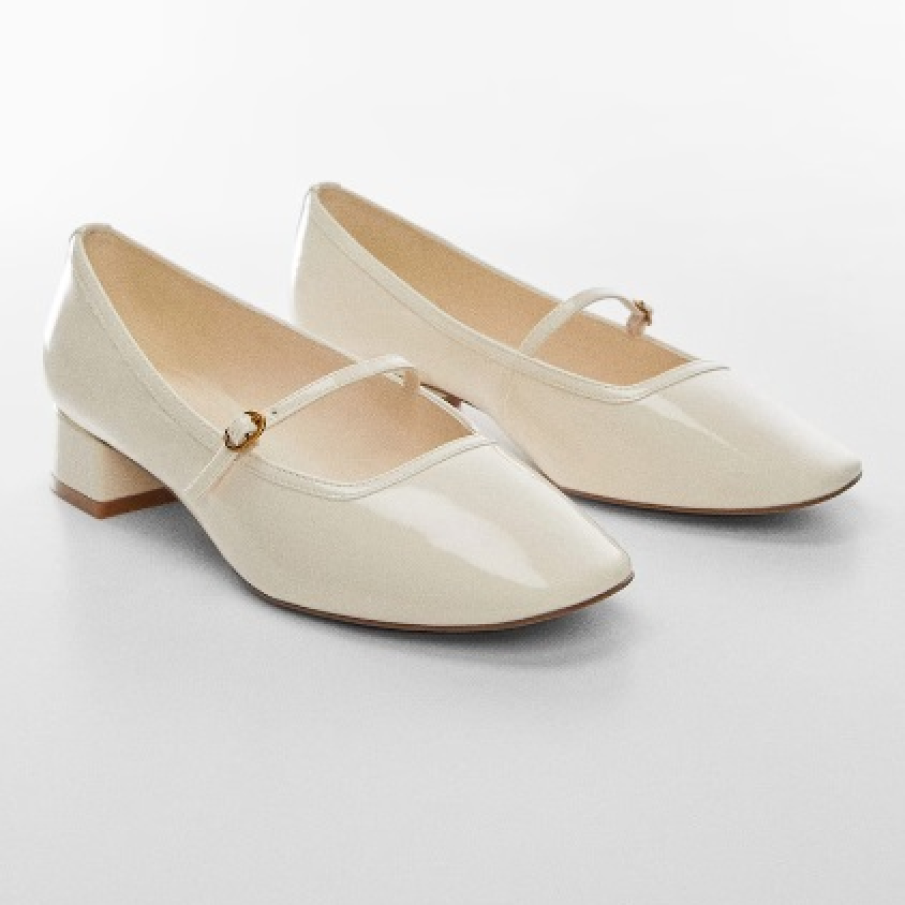 Pantofi Mary Jane de piele ecologică de la Mango, cu toc mic, în nuanță de alb ivory și cu aspect lăcuit