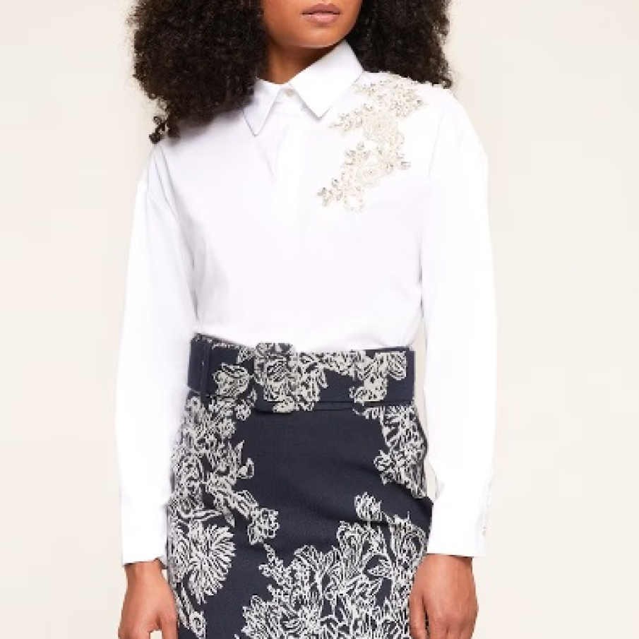 Cămașă albă Motivi, cu guler, din bumbac cu aplicație florală argintie. Este simplă, dar elegantă în acelașitimp datorită elementului decorativ aplicat 