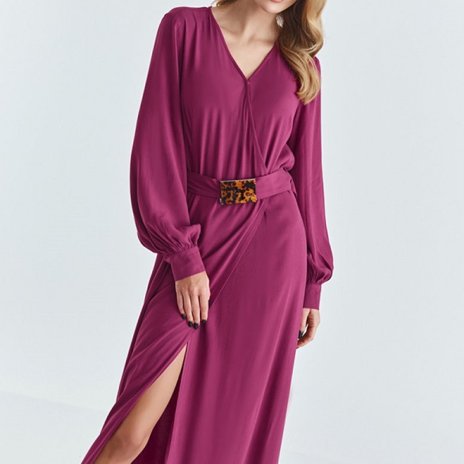 Rochie lungă cu tentă de elegant. Are mâneci lungi și evazate, iar cureaua din material este complimentată de un accesoriu cu imprimeu contrastant.