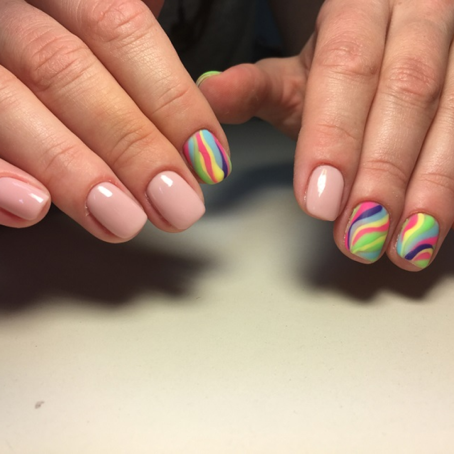 Manichiură bej nude delicată, cu accente șerpuitoare și multicolore pe unele dintre unghiuțe 