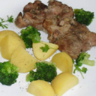 Ceafa de porc la tava cu broccoli si cartofi