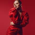 Rochia roșie: piesa clasică pentru luna iubirii și nu numai