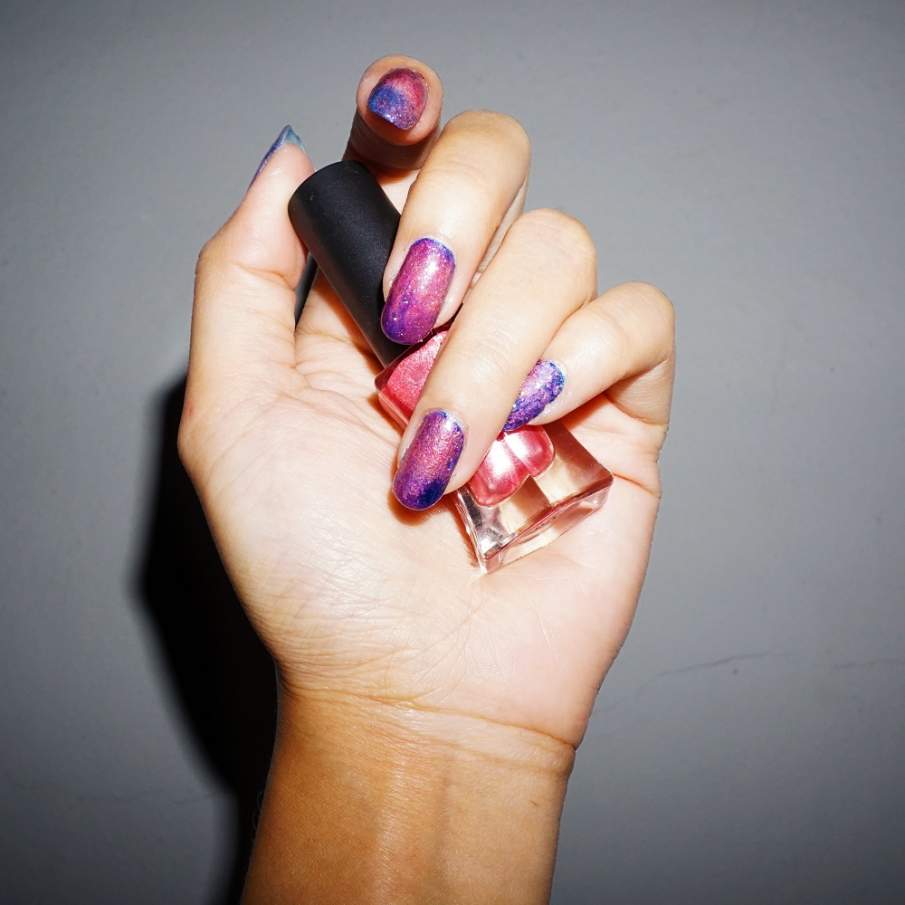 Manichiură cu glitter colorat și strălucitor, având ca tematică generală cosmosul 