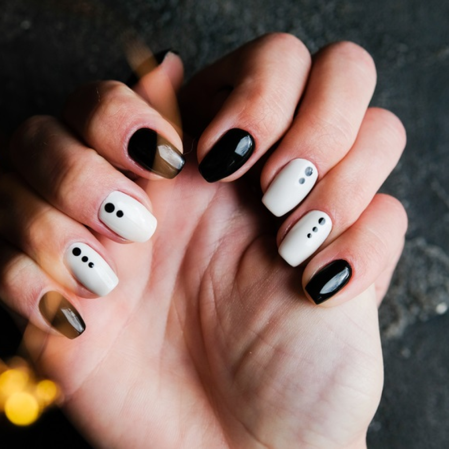 Unghiuțe minimaliste, cu puncte grafice